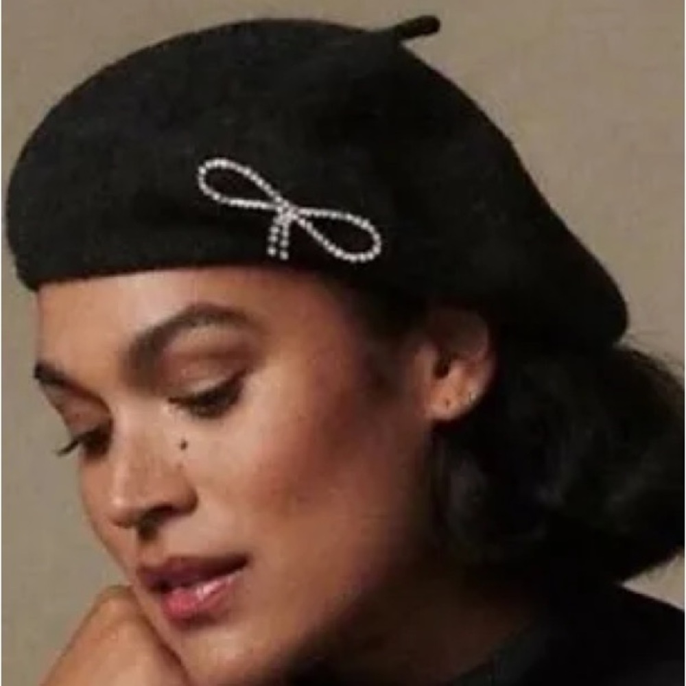 🌹 Anthropologie • Pretty Dark Gray Wool Beret Hat with Silver Tone Bow & Stones